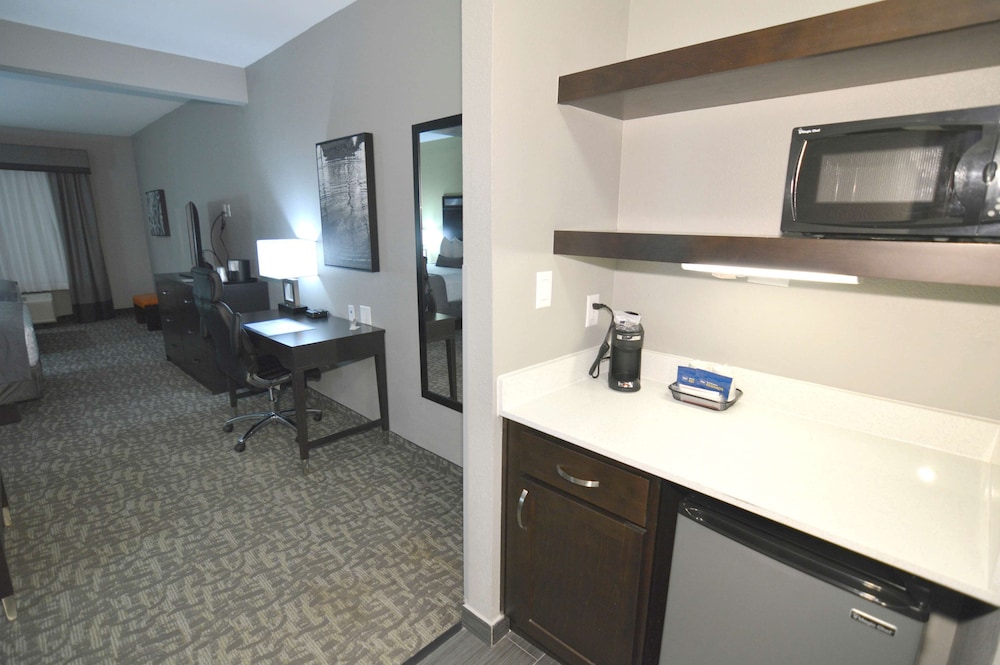Best Western Plus Bay City Inn & Suites 25/44