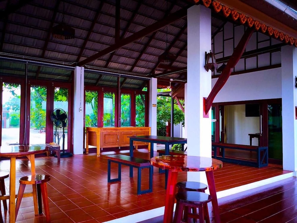 Khum Nakhon Hotel 26/47