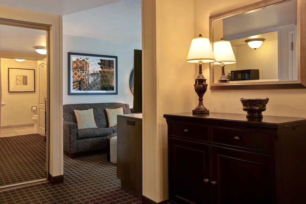 Hampton Inn & Suites Greenville Downtown RiverPlace 42/52