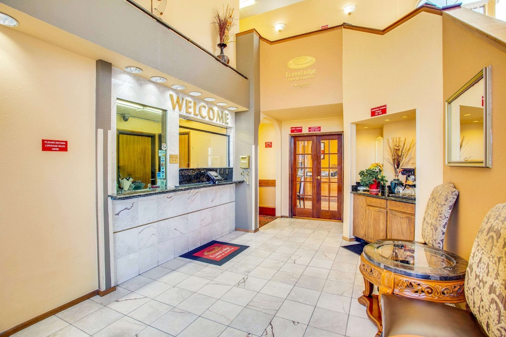 Econo Lodge Inn and Suites Albuquerque East I-40 Eubank Exit 9/37