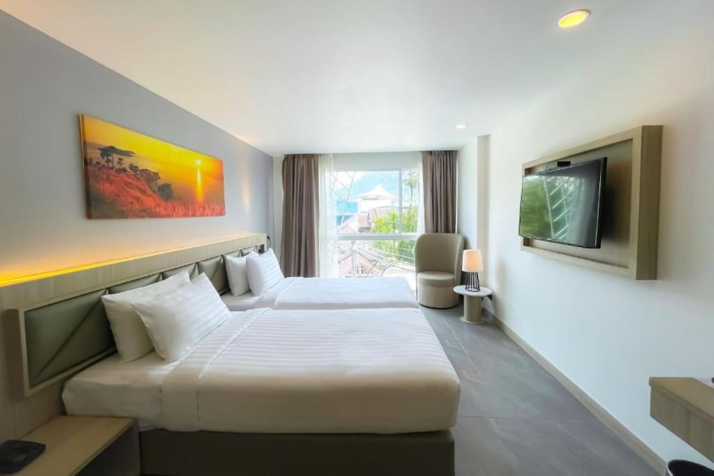 Premium Superior Twin Mountain View, Clarian Hotel Beach Patong 4/10