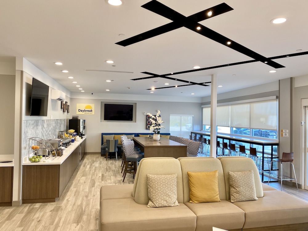 Days Inn & Suites By Wyndham Beaumont West / I-10 & Walden 33/47