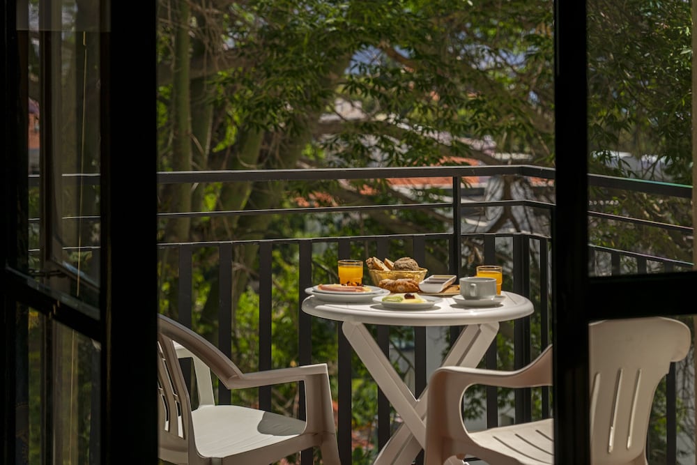 Mimosa Studio Hotel 65/73