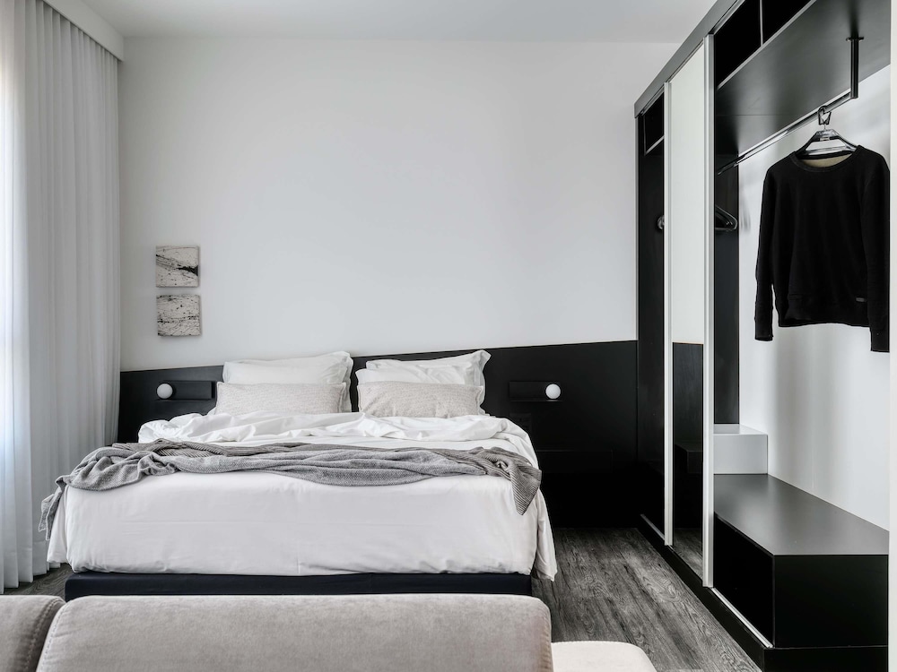 SUPERIOR, SUITE, QUEEN BED, SOFA