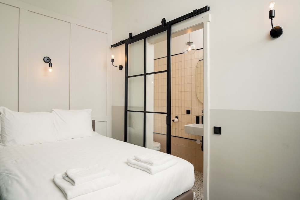 Tiny, Double Bed