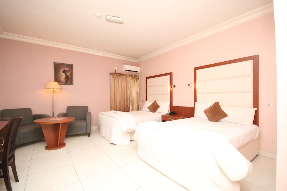 Denis Hotel 27/64