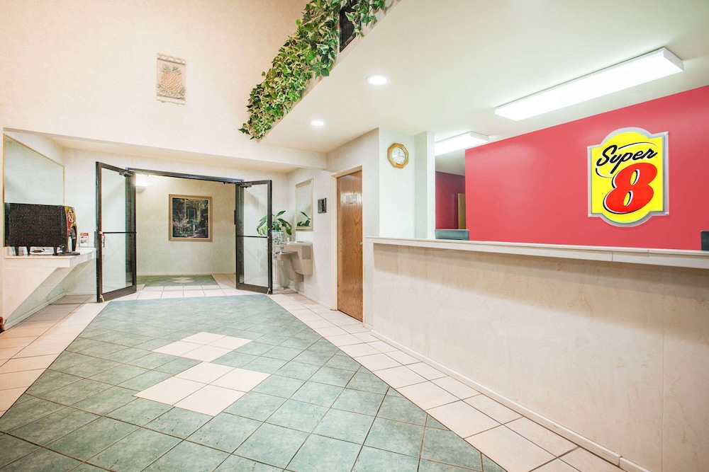 Super 8 by Wyndham White Hall 3/23