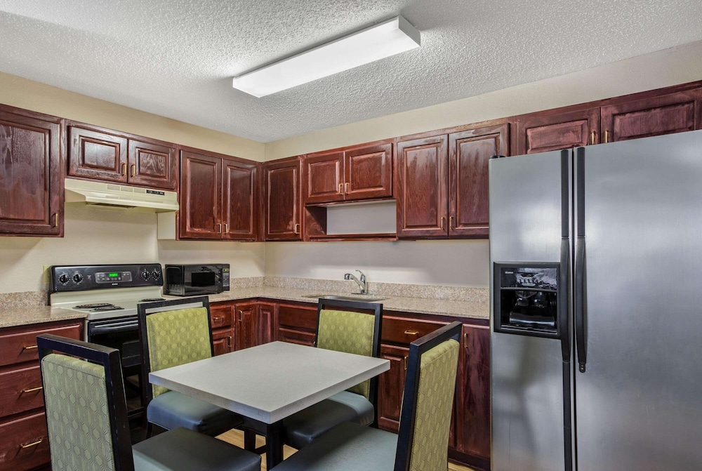 La Quinta Inn & Suites by Wyndham Norwich-Plainfield-Casino 25/33