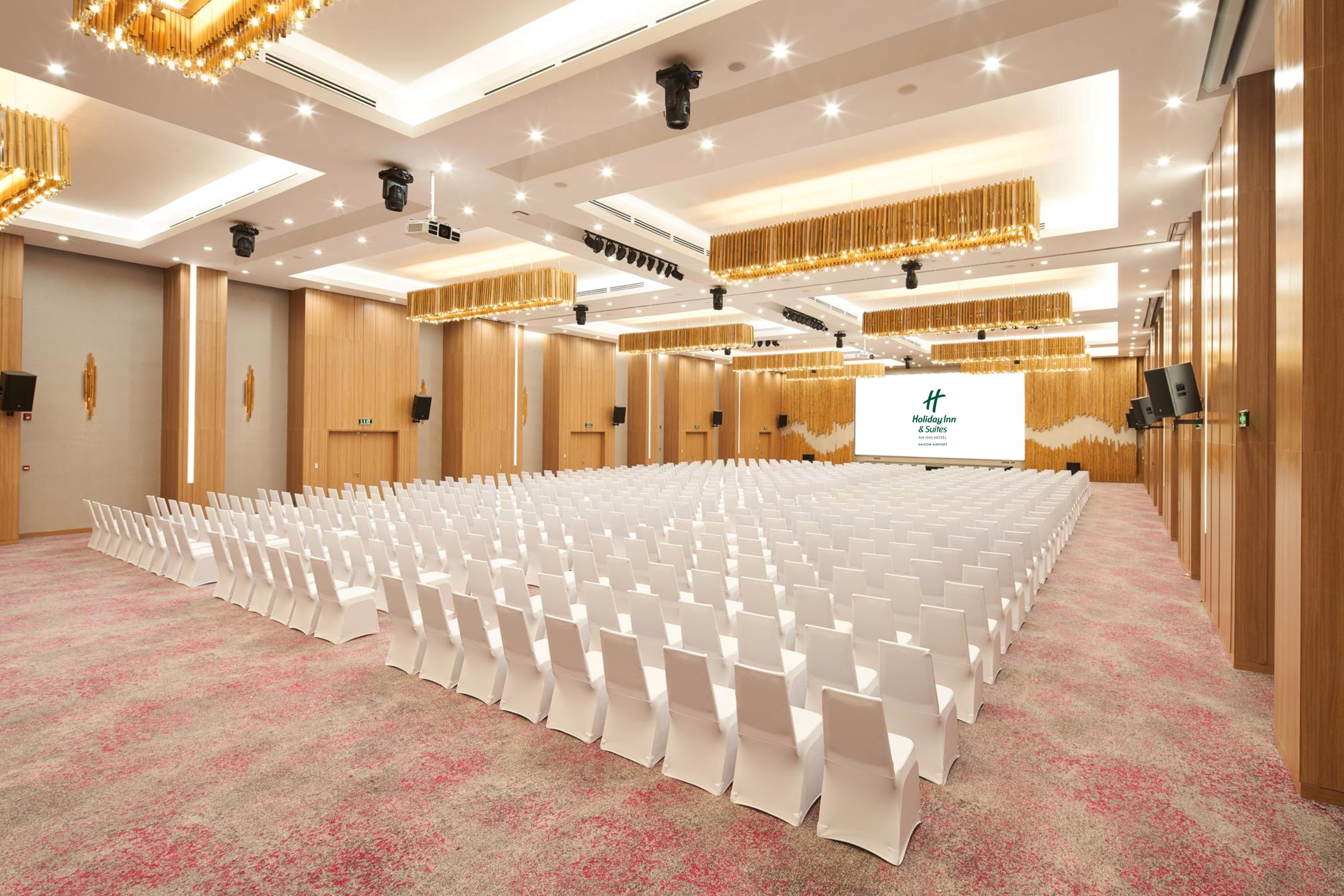Holiday Inn & Suites Saigon Airport 7/50