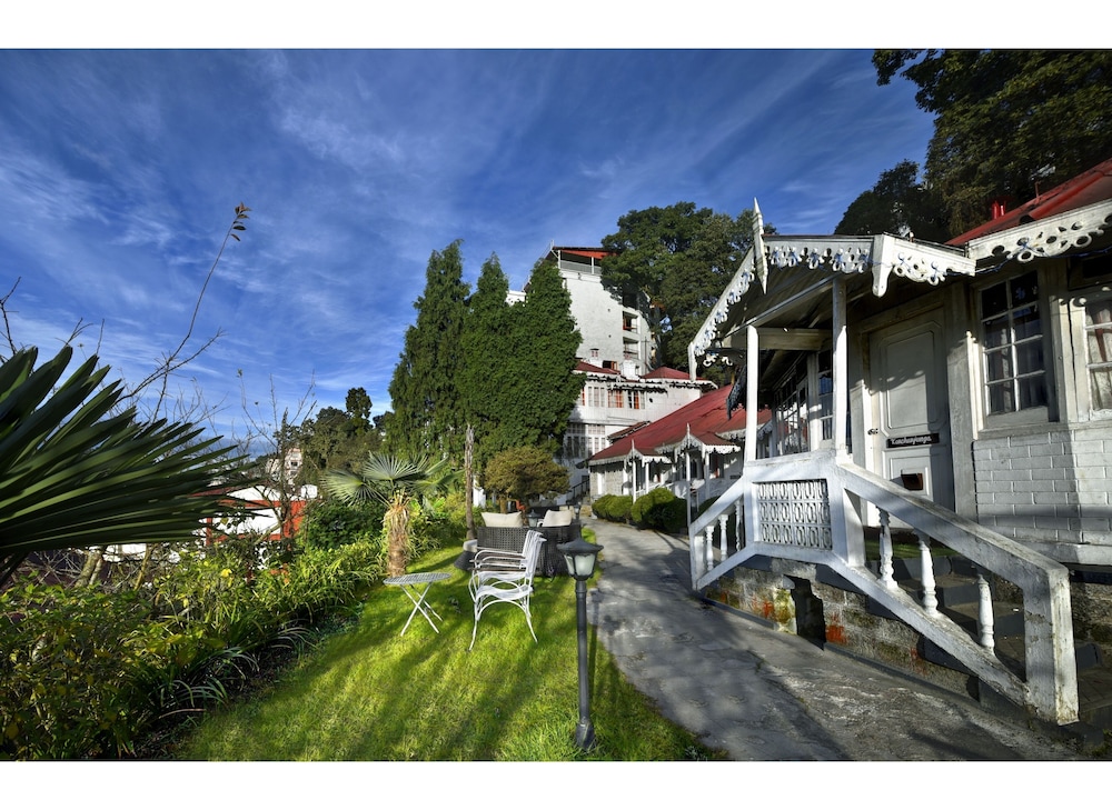 Summit Swiss Heritage Hotel 64/72