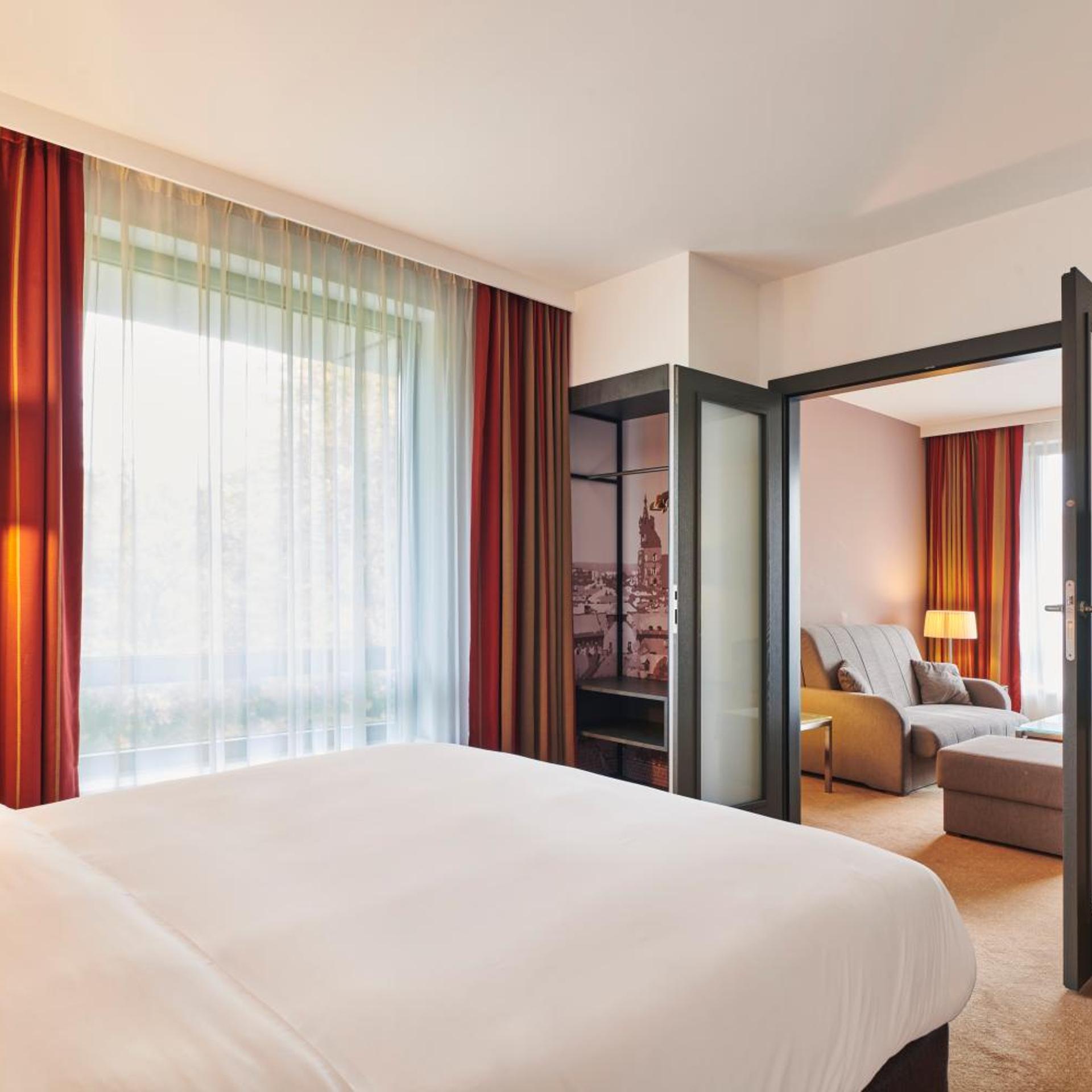 Suite, King Bed, Old Town View