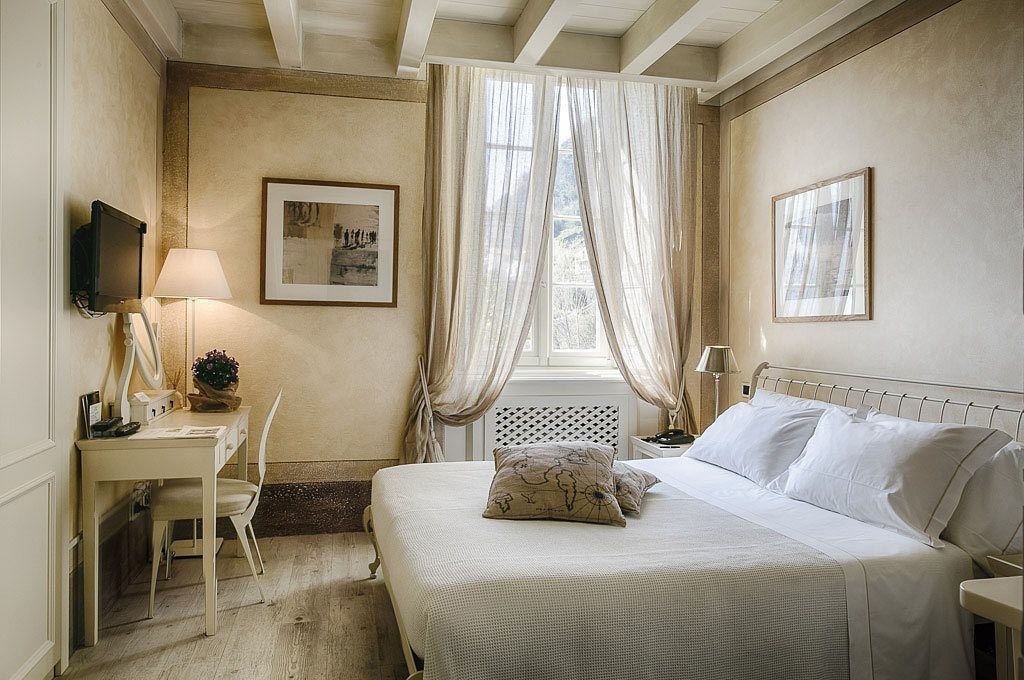 CLASSIC, DOUBLE BED, PARTIAL LAKE VIEW