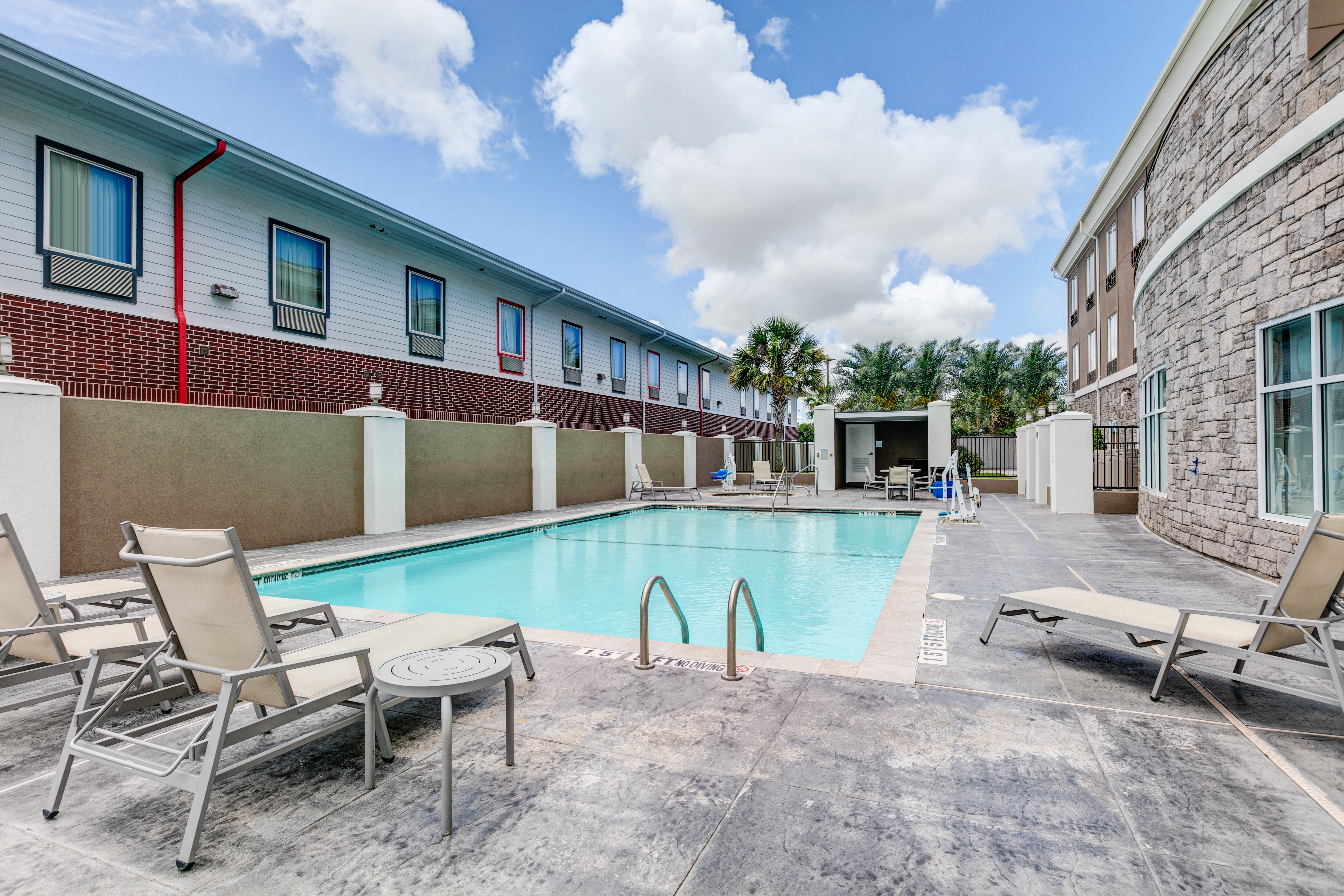 Holiday Inn Express Suites Clute Lake Jackson 61/63