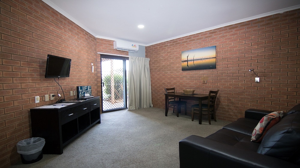Ashleigh Court Motor Inn 28/53
