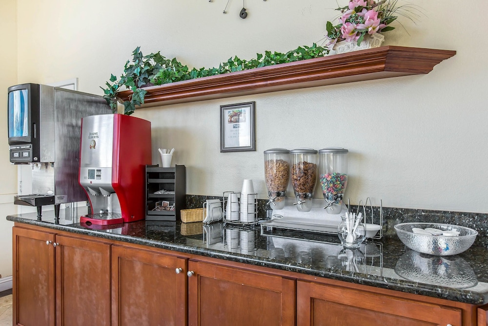 Rodeway Inn & Suites Canyon Lake Menifee West 61/62