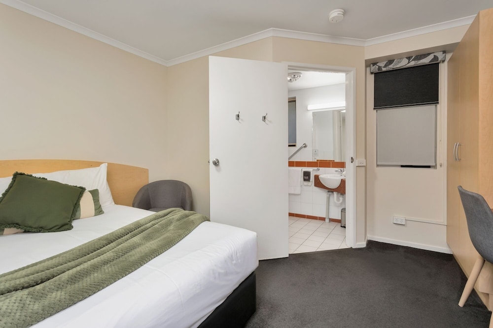 STANDARD, QUEEN BED