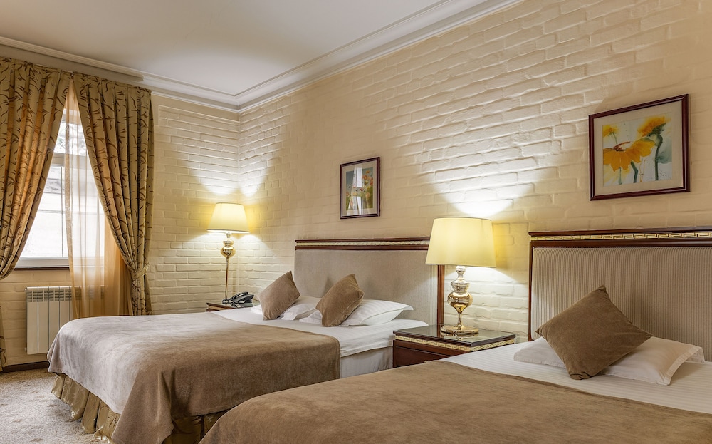 1 BEDROOM, SUITE