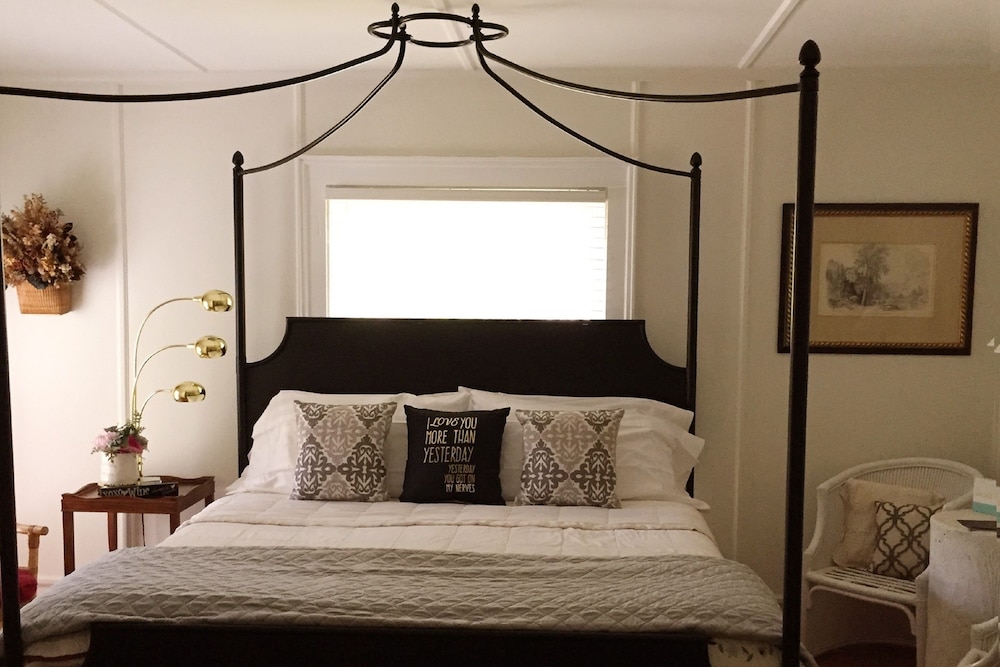 18 Vine Inn &amp; Carriage House 25/50