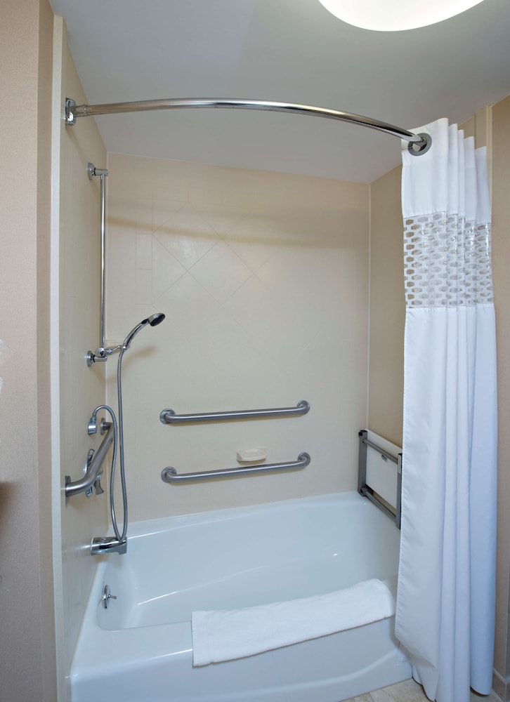 جناح بسرير كينج مع أريكة لذوي الإعاقة، Hampton Inn Bennington 2/2
