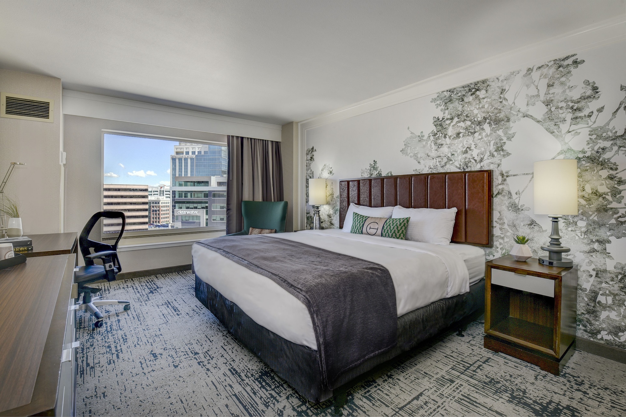 DELUXE, KING BED