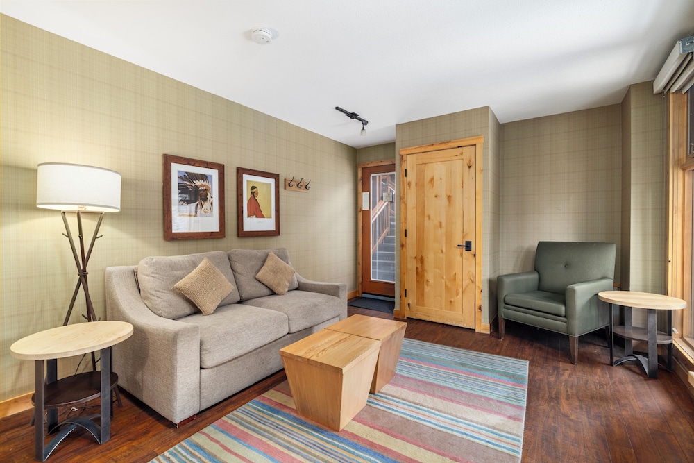 Fox Hotel & Suites 44/63