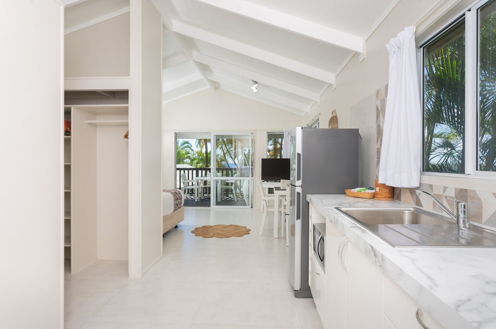 Muri Lagoon View Bungalows 8/17