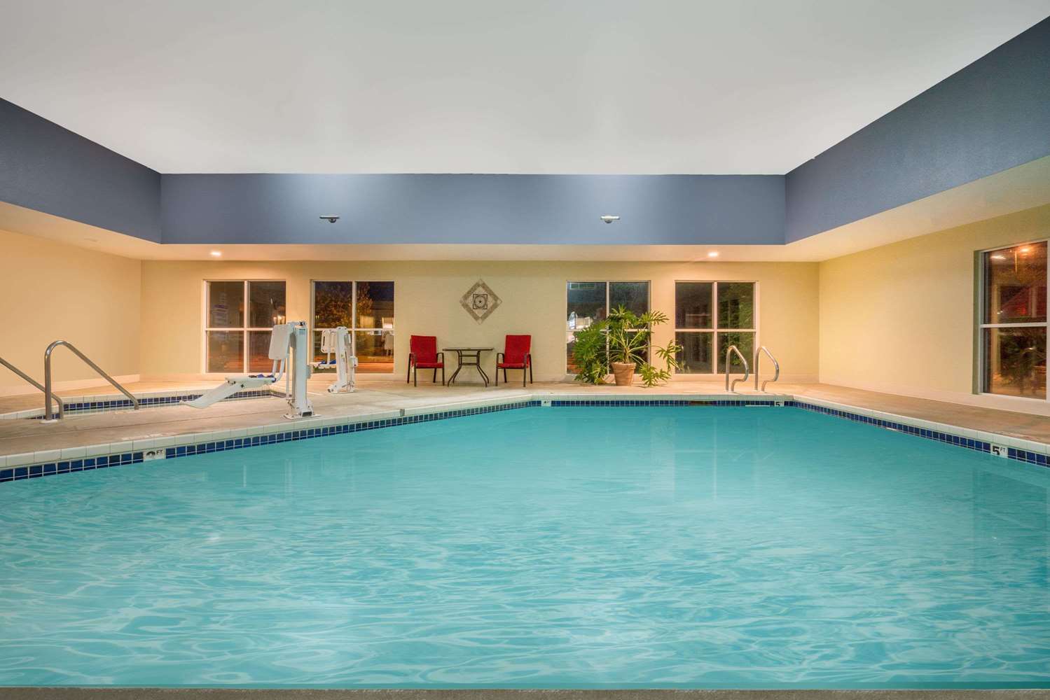 Super 8 By Wyndham Menomonie Wi 15/25