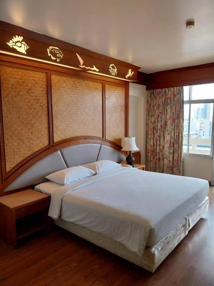 DELUXE, DOUBLE OR TWIN BED