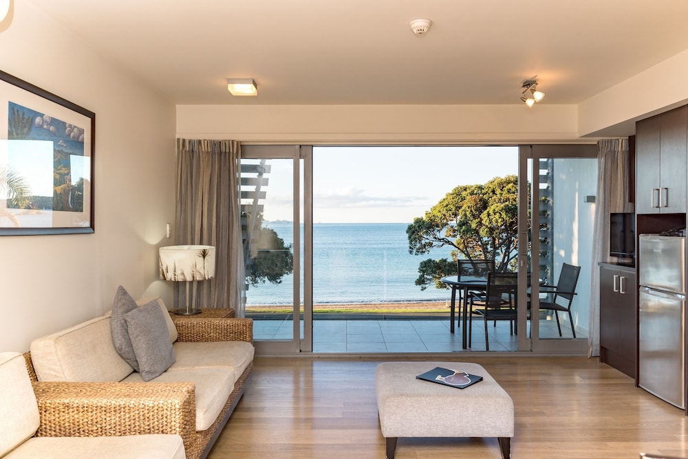 Sea Spray Suites 24/61