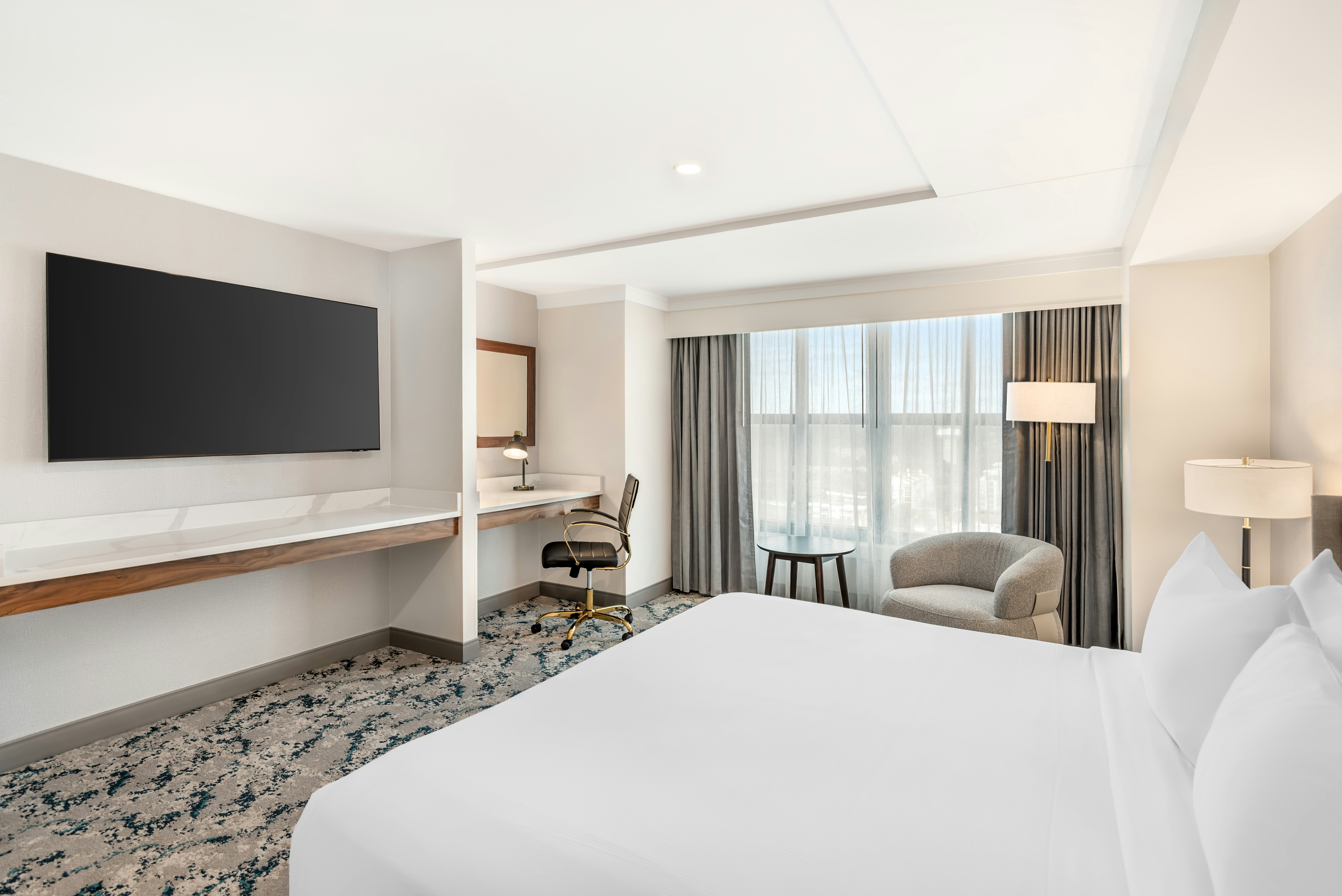 Suite, King Bed, Inland View