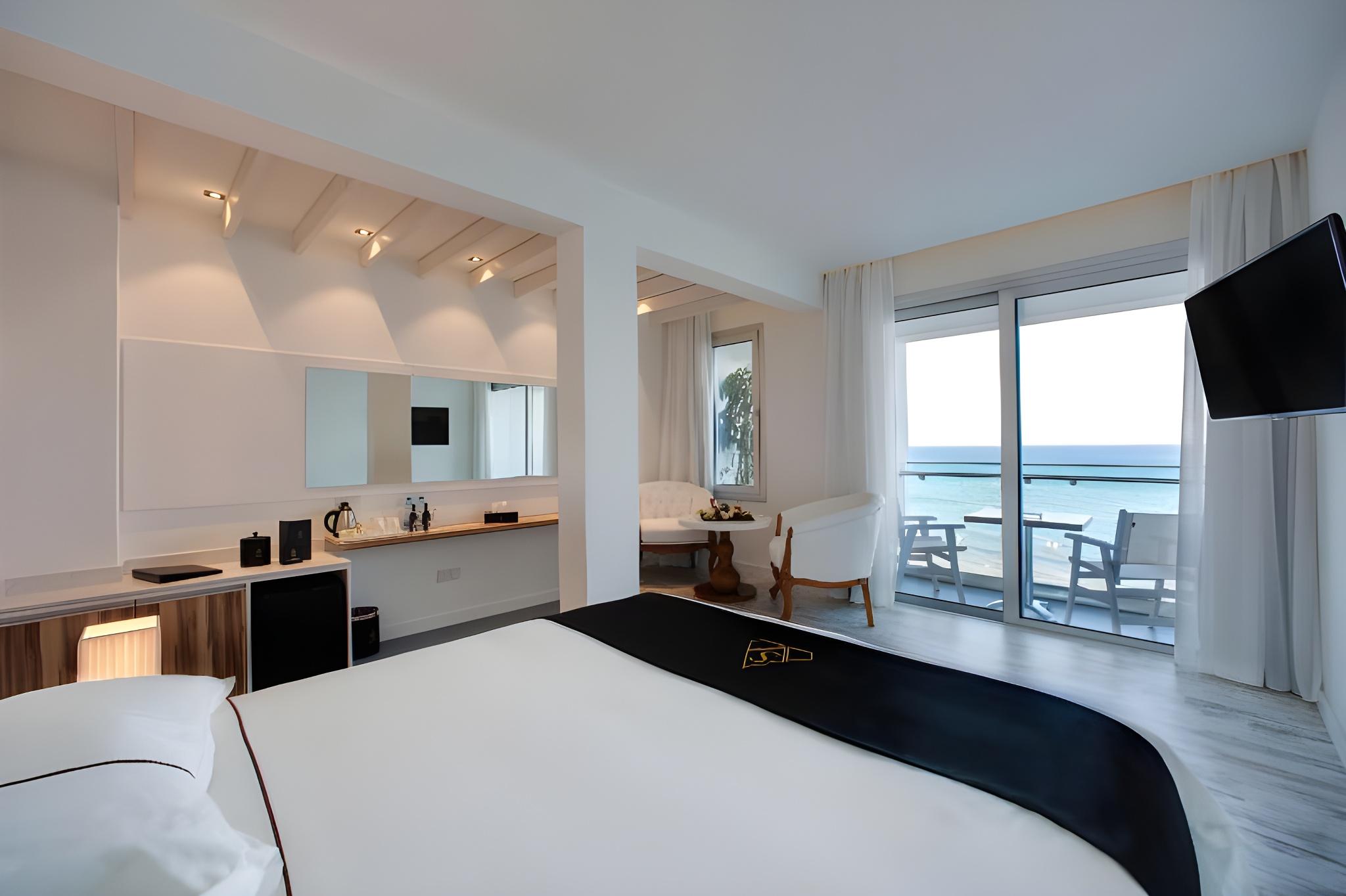 Superior, Queen Bed, Sea View
