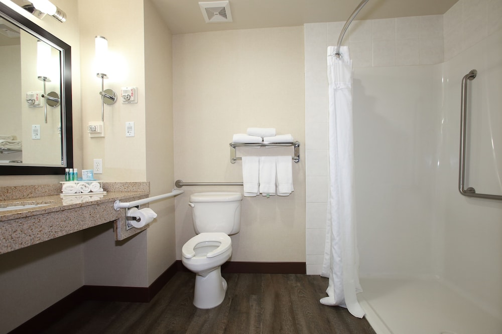 غرفة قياسية بسرير كينج مع أريكة، Holiday Inn Express Vernon 8/9