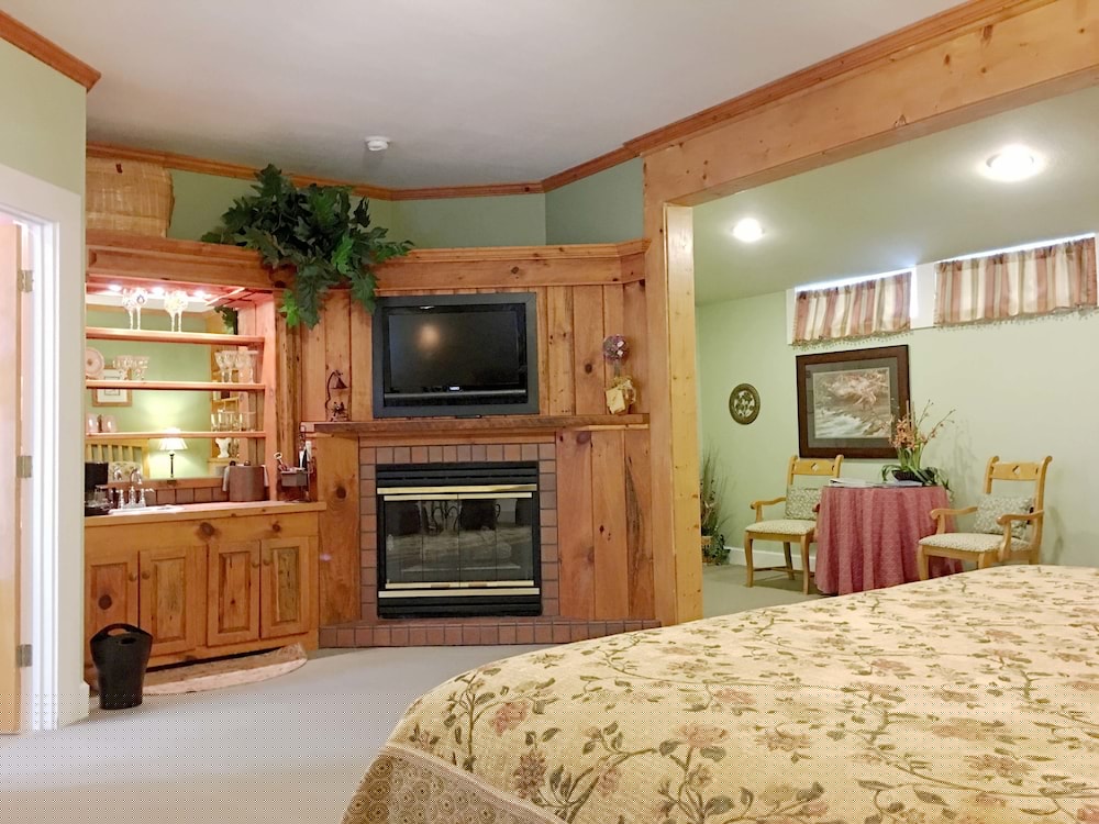 Highland Lake Inn & Resort 33/77