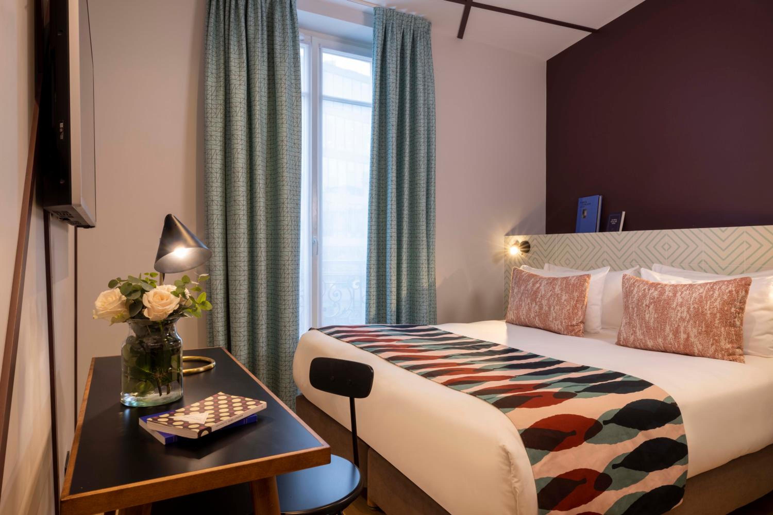 ROOM, DOUBLE BED