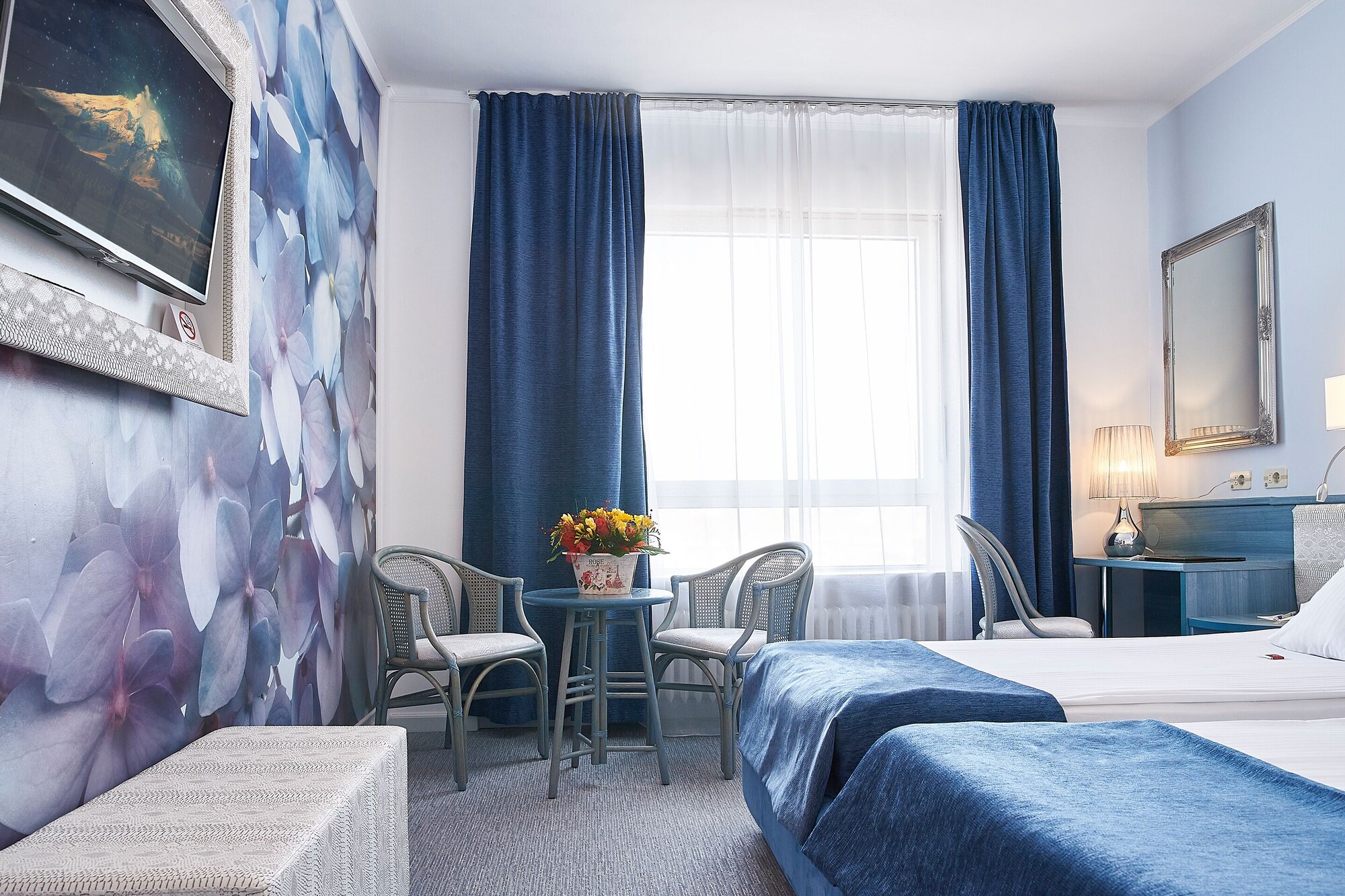 غرفة قياسية بسريرين منفصلين