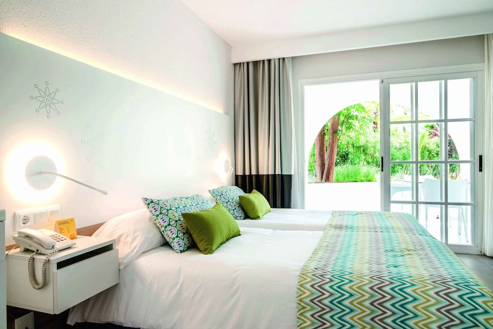 TUI Magic Life Cala Pada 24/65