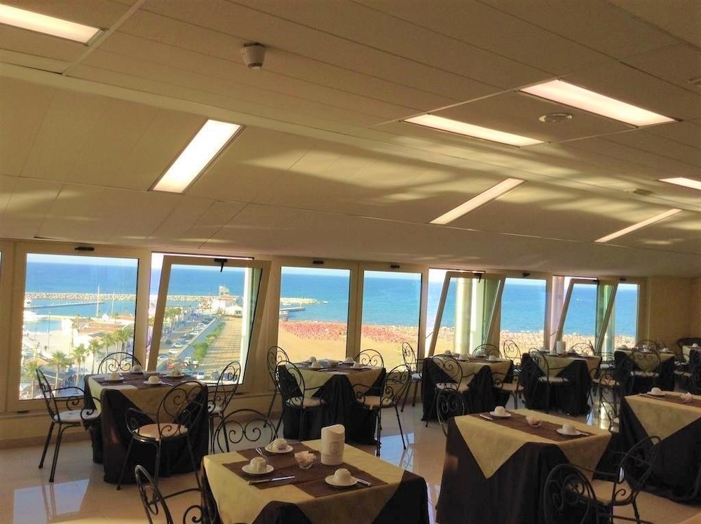 Hotel Borgo Marina 25/50