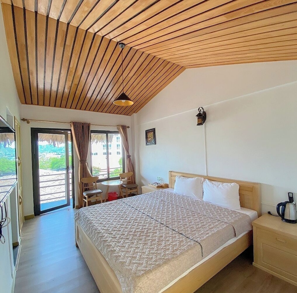 DELUXE, DOUBLE BED, BALCONY