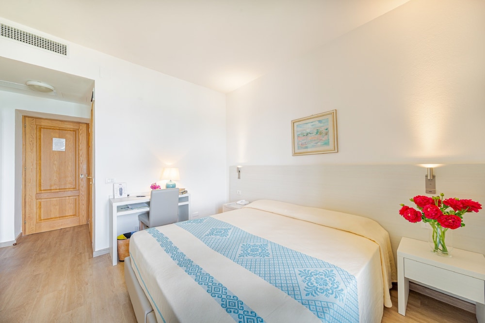 CLASSIC, SINGLE, DOUBLE BED, PARK VIEW