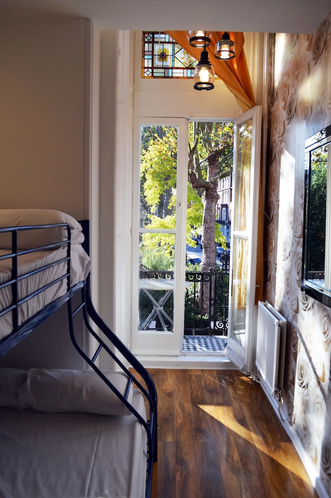 The Londonears Hostel 15/16