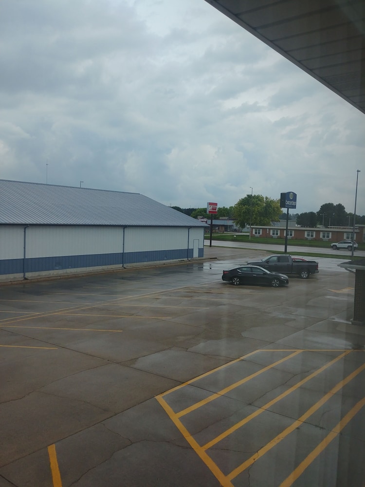 Boarders Inn and Suites Broken Bow 26/43
