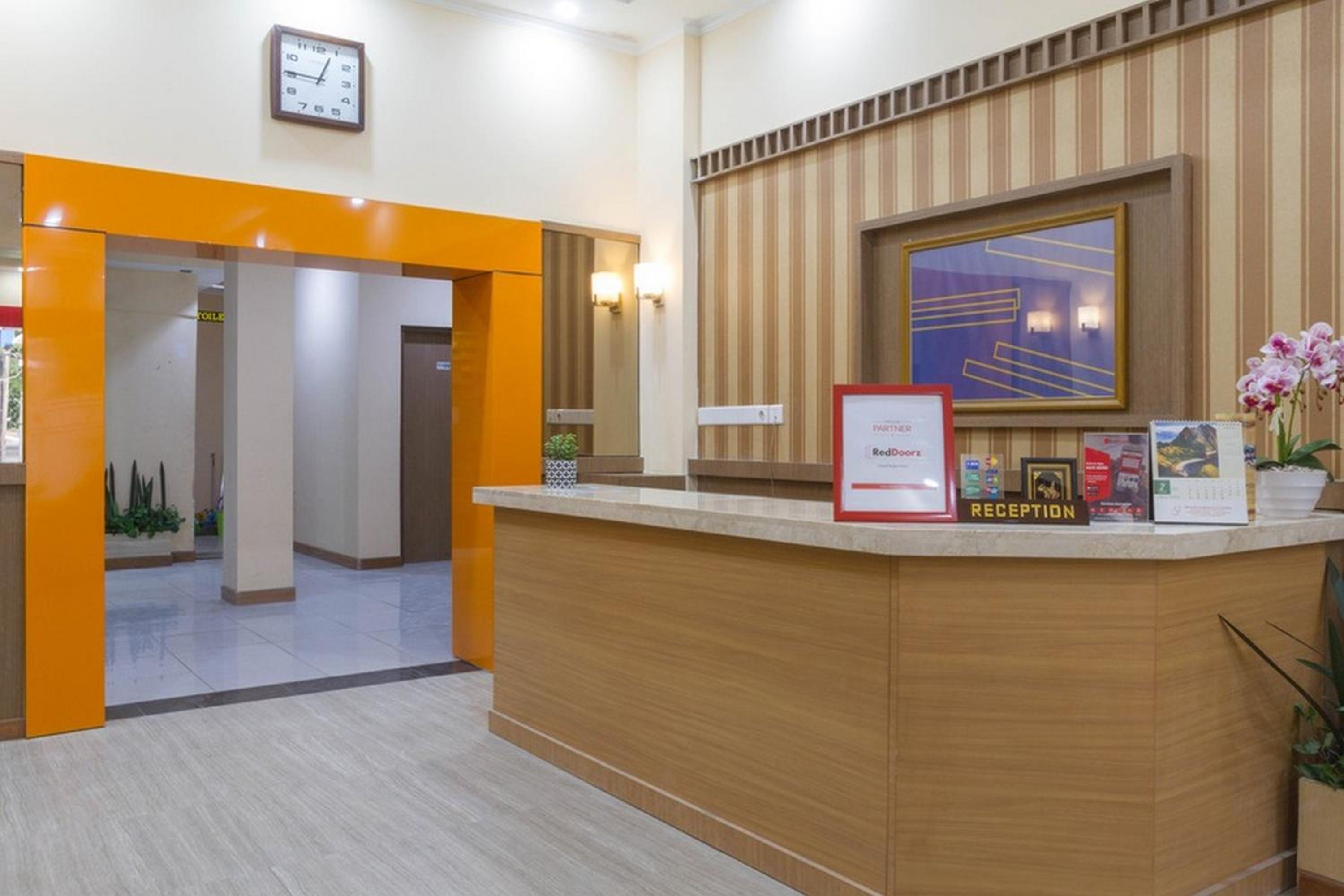 RedDoorz near Istana Plaza 2 8/50