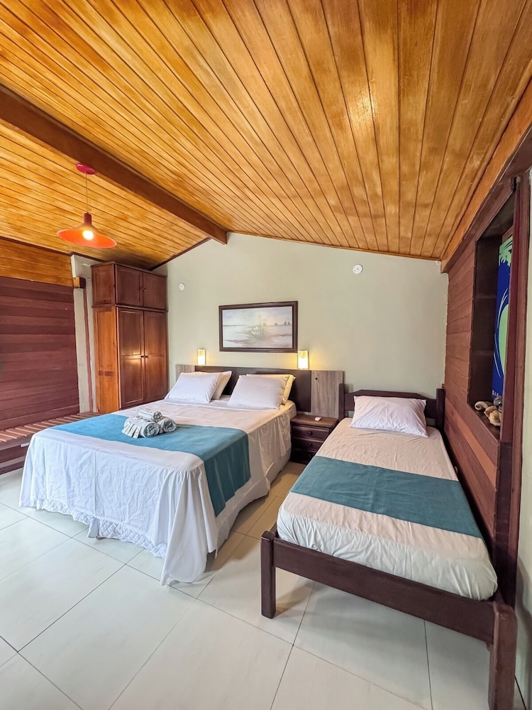 غرفة قياسية ثلاثية بسرير مزدوج وسرير فردي