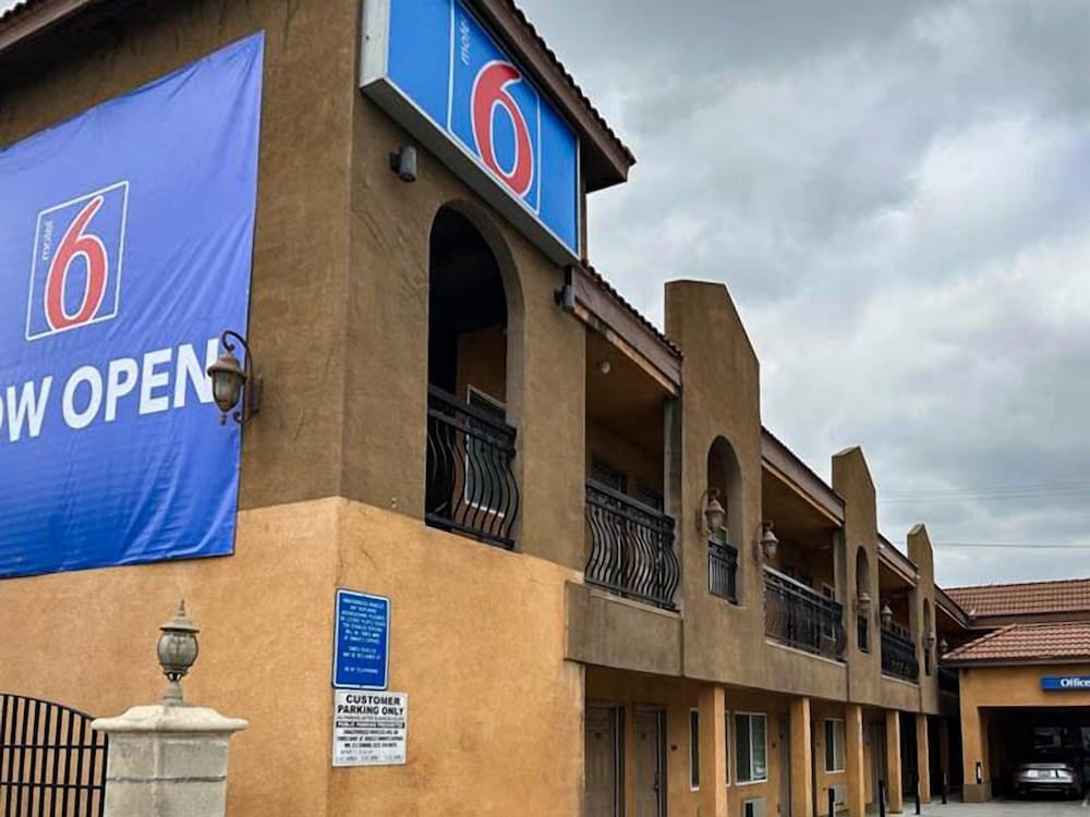 Motel6 South Gate, CA 7/56