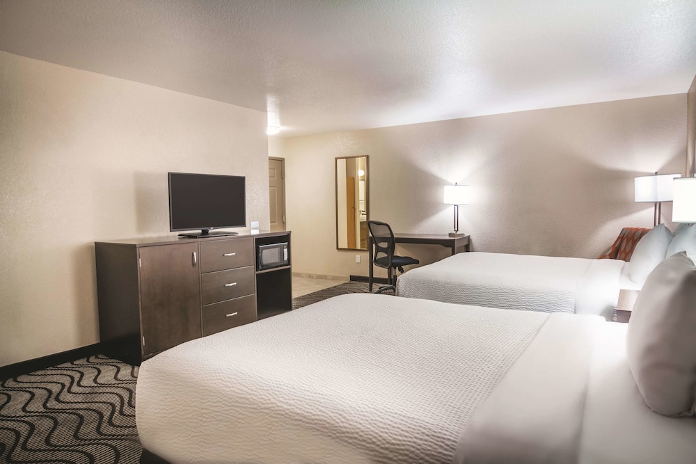 La Quinta Inn & Suites by Wyndham Las Vegas Red Rock 17/42