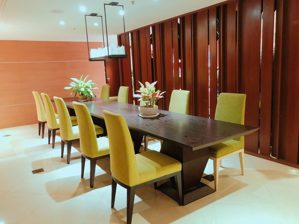 We Meet Hotel 55/68