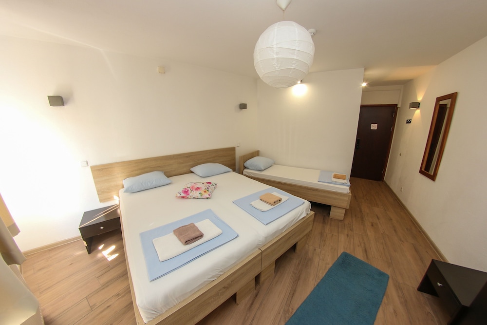 Hayat Hotel 48/57