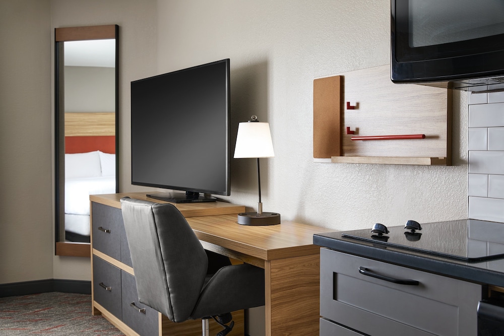Candlewood Suites Milwaukee Airport-Oak Creek 65/73