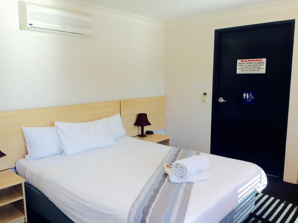 Red Cedar Motel 8/41