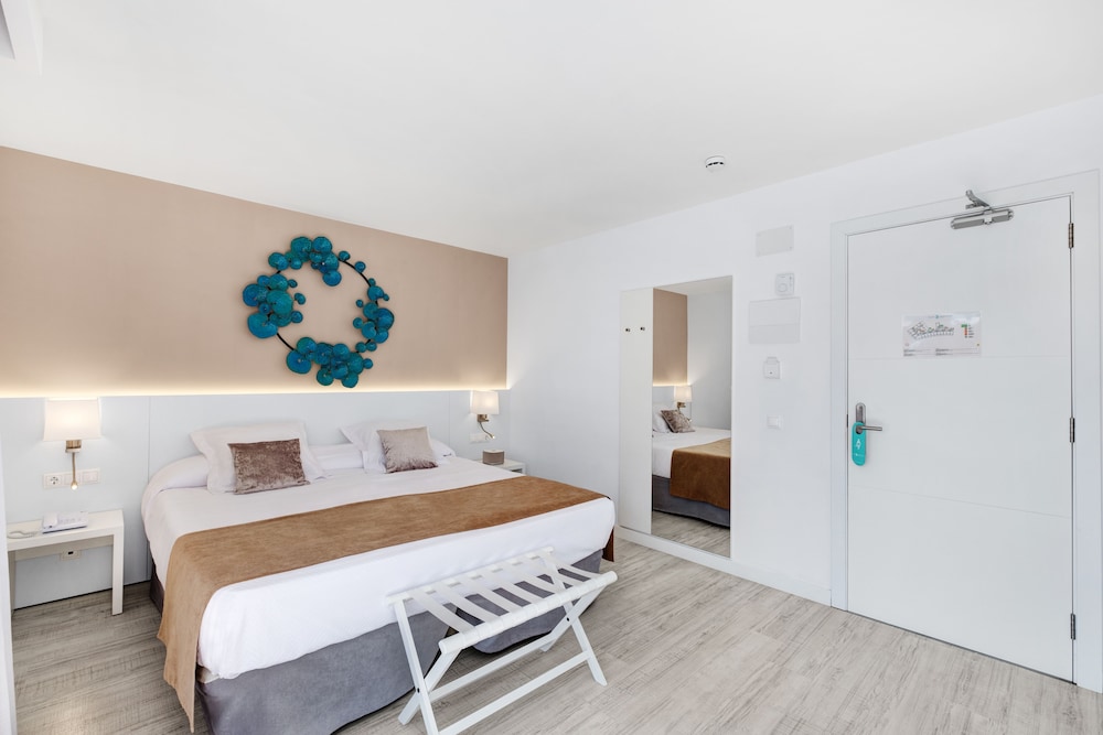 Deluxe, King Bed, Pool View, Terrace